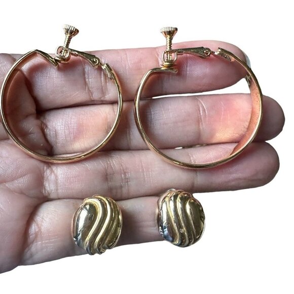 Vintage Hoops Clip On Screw Back Gold Tone & Ribbed Stud Earrings Lot Of 2 - Picture 2 of 11
